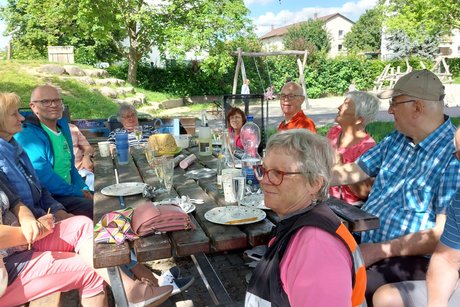 Eine lustige Gruppe die beim Picknick zusammensitzt