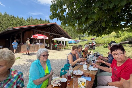 es gibt Kaffee und Kuchen