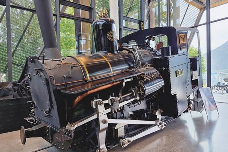 Zahnradbahn historische Lok in der Halle der Talstation.