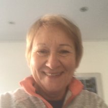 Blonde Frau schaut freundlich l&auml;chelnd in die Kamera