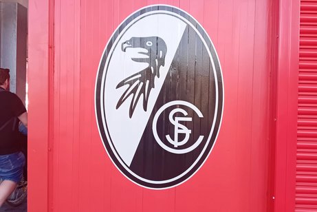 Spindt&uuml;r eines Spindes f&uuml;r die Presse mit Logo des SC Freiburg