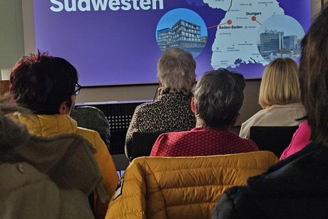 Schulungsraum mit Deutschland S&uuml;dwest Karte auf dem Monitor.