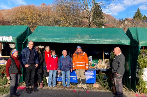 Der Stand des VdK OV Gruibingen auf dem Martinimarkt 2025 Die Helfer nach dem erfolgreichen Aufbau des Standes, auch ein großer Dank an die nicht abgebildeten Heinzelmännchen