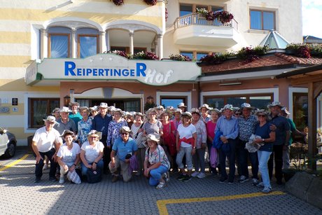 Die Reisegruppe vor dem Hotel