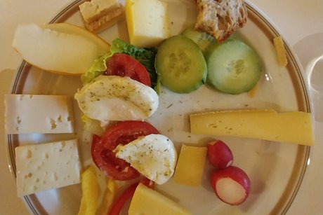 Sommerausflug VdK OV RSKN-Esslingen 2025 Teller mit verschiedenen Käsesorten zum Probieren.