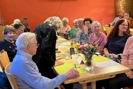 Teilnehmerrunde an mehreren Tischen