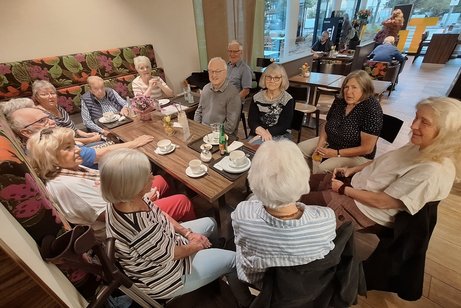 Anne Gehrung im netten Austausch mit den G&auml;sten