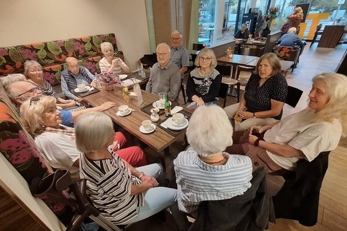 Anne Gehrung im netten Austausch mit den G&auml;sten