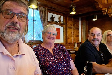 Martin Bihler, Regina B&uuml;rer und Rolf Hasenfratz sitzen in einer Reihe am Tisch.