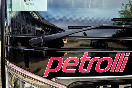 Der Bus der Firma Petrolli von Vorne mit dem Schild in der Windschutzscheibe "VdK Dittishausen"