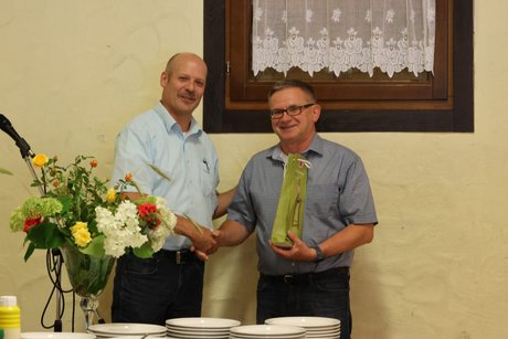 Vorsitzender Markus Schmitt bedankt sich bei Stellvertreter Josef Vorholzer mit einem Weinpräsent