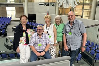 Die Onstmettinger Reisegruppe im Plenarsaal des Bundestags.