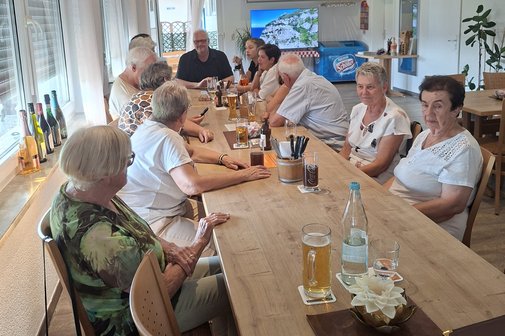 Ein sch&ouml;ner Tisch im Sportheim mit den Mitgliedern des VdK