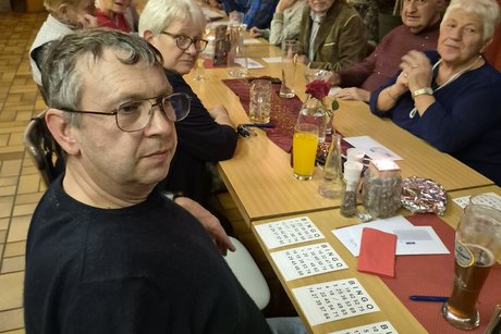 Ralf will Bingo-K&ouml;nig werden und hat entsprechend viele Karten vor sich liegen. Aber ob er den Hauptpreis auch gewinnt?