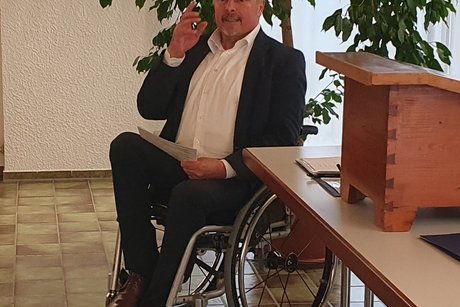 man sieht Hr. Steck bei seinem Vortrag