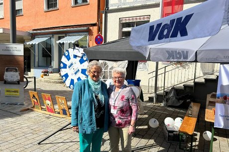 1. Vorsitzende Erika Allmaier mit Hedy Kessler