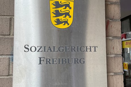 Bild mit Wappen des Bundeslandes Baden-Württemberg und Name des Gerichts