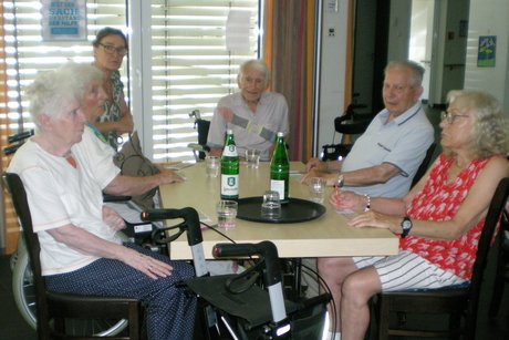 Teilnehmer der Bingorunde in Erwartung der n&auml;chsten Zahl