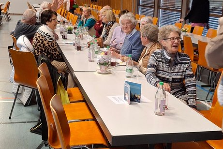 Das Bild zeigt die Teilnehmer der Veranstaltung