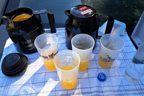 Bild mit Kaffeekannen und Getr&auml;nkebechern