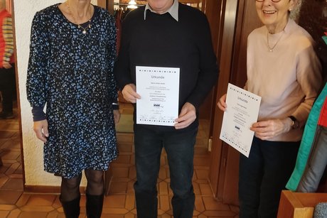 Ehrung für Mitglieder Anwesende langjährige Mitglieder zeigen Ihre Urkunden mit der Vorsitzenden des Ortsverbandes