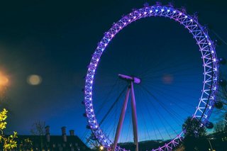 Riesenrad bei Nacht beleuchtet