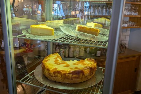 Kuchenvitrine in der Probst Strau&szlig;i