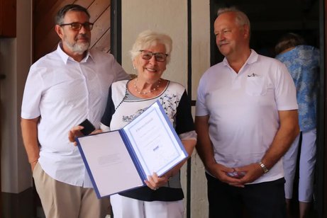 Marliese Reich steht zwischen dem Kreisvorsitzenden Kurt Metzger und dem Ortsverbandsvorsitzenden Martin Bihler. Sie h&auml;lt stolz die Urkunde des Landesverbandes in H&auml;nden.