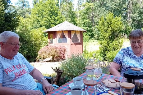 Bild zeigt zwei Personen beim Kaffee trinken