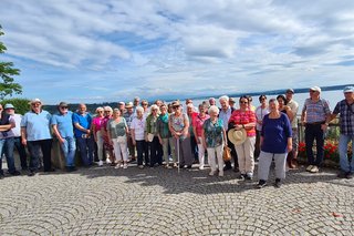 Reisegruppe des VdK Rauenberg auf der Terrasse des Kloster Birnau , im Hintergrund ist der Bodensee mit leichter Bewölkung zu sehen.