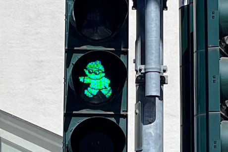 Ampel gr&uuml;n zeigend, zu sehen ist ein Mainzelm&auml;nnchen in Gr&uuml;n in Schrittstellung