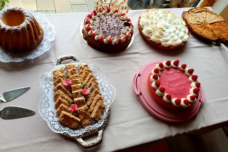 Ein Kuchenbuffet vom Gugelhupf bis zur Himbeertorte alles da.