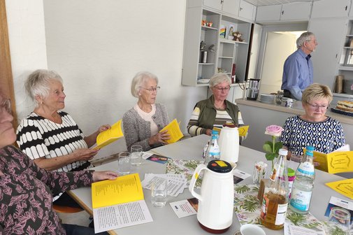 Mit-S&auml;ngerinnen und -S&auml;nger in gem&uuml;tlicher Runde
