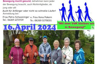 Bild zeigt 5 Frauen und 1 Mann mit Nordic Walkingstöcken auf dem Gruppen Bild