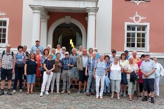 Gruppenbild am neuen Schloss in Meersburg und wohlgelaute Reiseteilnehmer