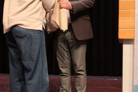 Winter-/Adventsfeier 2025 - Annette Kusche &uuml;berreicht B&uuml;rgermeister Rickenbrot ein Pr&auml;sent