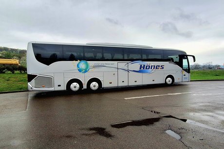 Mit dem Bus der Firma H&ouml;nes und Fahrer Herr Sarak entspannt unterwegs.