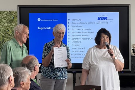 Goldenes Treueabzeichen f&uuml;r 25 Jahre Mitgliedschaft beim VdK f&uuml;r Konrad Miller und Paula Russ