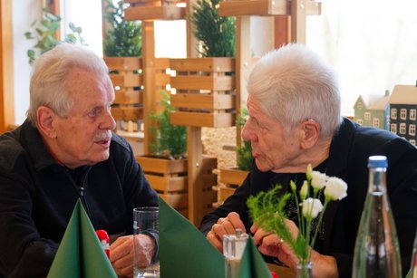 Angeregt im Gespr&auml;ch: Klaus P&auml;glow und Karin Schwarz