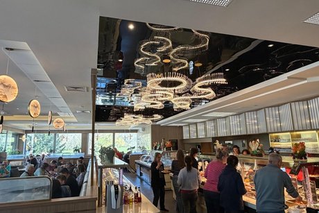 Im Asia Restaurant, Deckendekoration, Lampen nach chinesischer Art