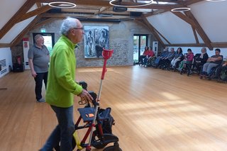 Rollstuhl und Rollator Training