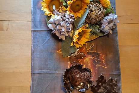 Eine Tischdekoration in der alle herbstlichen Farben zu finden sind