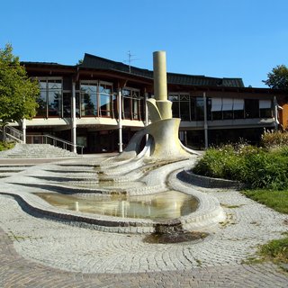 Bürgerzentrum Waiblingen mit Brunnen im Vordergrund