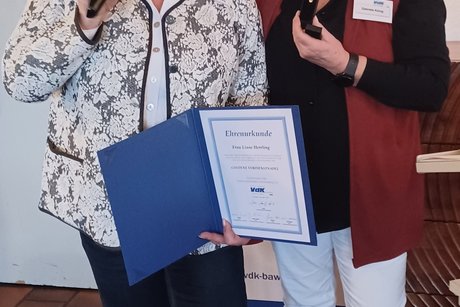 Frauenvertreterin Gabriele K&ouml;nig &uuml;berreicht die Goldene Verdienstnadel f&uuml;r 16 j&auml;hrige Vorstandschaft