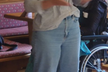 Willkommen! Die Ortsvorsitzende Verena Diemer begrüßt stehenderweise die Anwesenden.