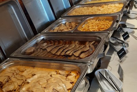 Das warme Buffet mit verschiedenem Fleisch, Pommes, Sp&auml;tzle, Kartoffelgratin und Gem&uuml;se mit verschiedenen So&szlig;en