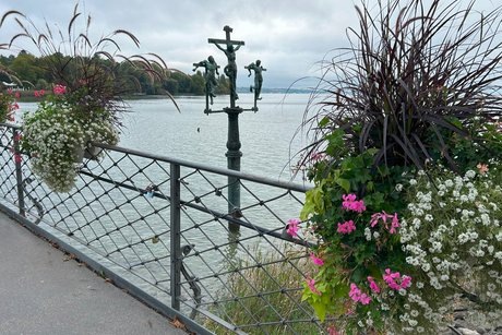 Zugang zur Insel: Brücke mit Schwedenkreuz