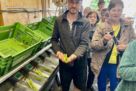 Grötzinger Junior erklärt die Sortieranlage