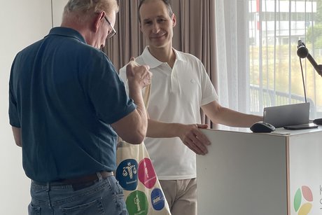 der Kreisvorsitzende &uuml;bergibt dem Referenten ein kleines Geschenk