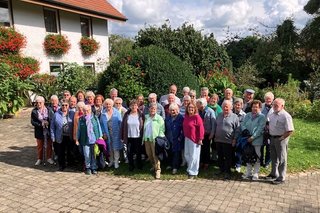 Mostbauer - Familie Waggershauser (Gruppenbild im Hof/Aussenbereich)